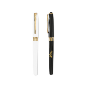 A2426, Elegante bolígrafo metálico tipo roller de tinta alemana, con clip y detalles bañados en oro de 18 kilates. Cuenta con tapa que cierra a presión y repuesto especial con rosca para sujetarse firmemente. Incluye estuche de regalo en color negro.